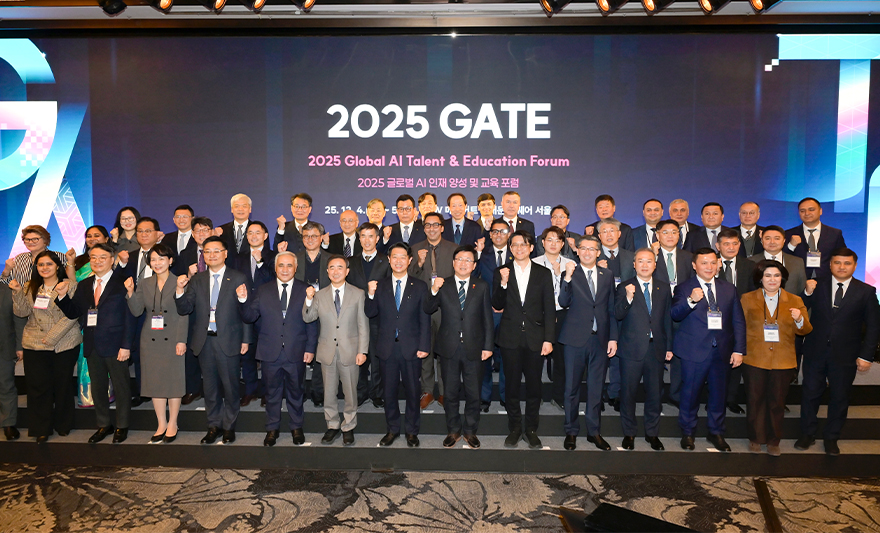 아주대가 올해 2회째를 맞이하는 한국과 우즈베키스탄(우즈벡) 대학총장 포럼이 양국 26개 대학이 참여한 가운데 지난 12월 4일 열렸다.      우리나라 교육부와 우즈벡 고등교육과학혁신부가 공동 주최하고, 아주대가 주관한 올해 포럼은 'AI 시대, 한-우즈베키스탄 고등교육 혁신 및 글로벌 미래인재 양성'이란 주제로 양 국의 참여 대학 총장들이 모여 머리를 맞댔다.